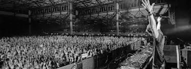 Hizo su primera fiesta propia, llamada I Am Hardwell, en Amsterdam.