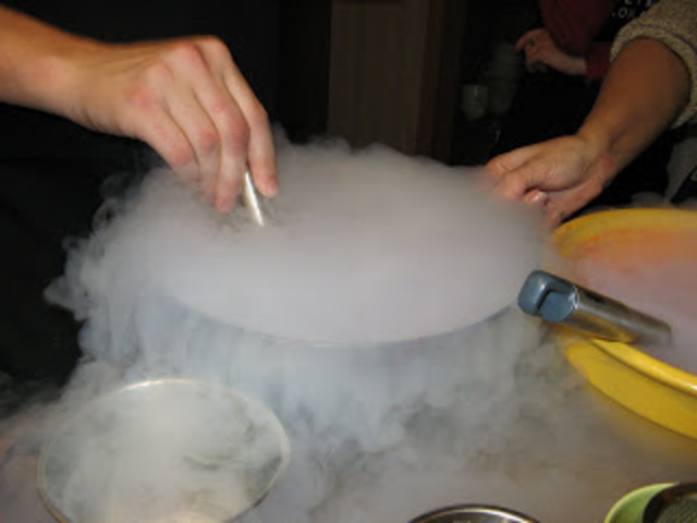 Louis Paul Cailletet veeldab hapniku ja lämmastiku.