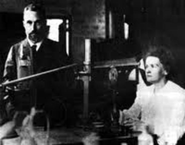 Pierre Curie avastab, et matejalid kaotavad teatud kriitilistel temperatuuridel magneetilised omadused