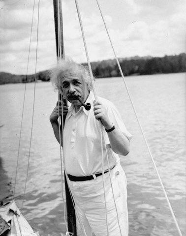 Einstein avaldab erirelatiivsusteooria