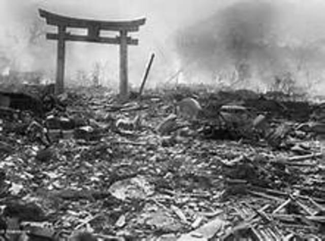 US drops atomic bombs on Hiroshima and Nagasaki