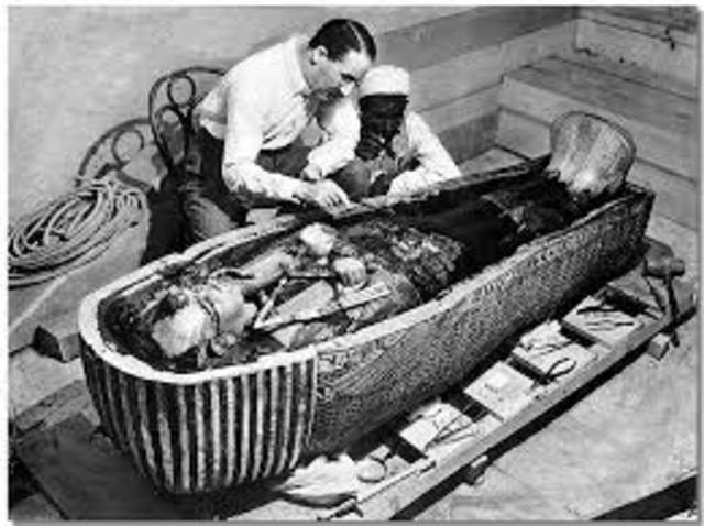 Howard Carter descubre la tumba del faraón Tutankamón en Egipto.