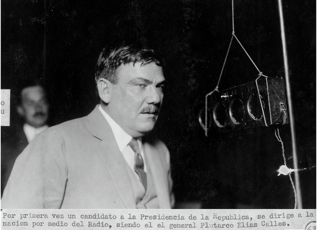 El candidato Plutarco Elias Calles da su discurso en la radio