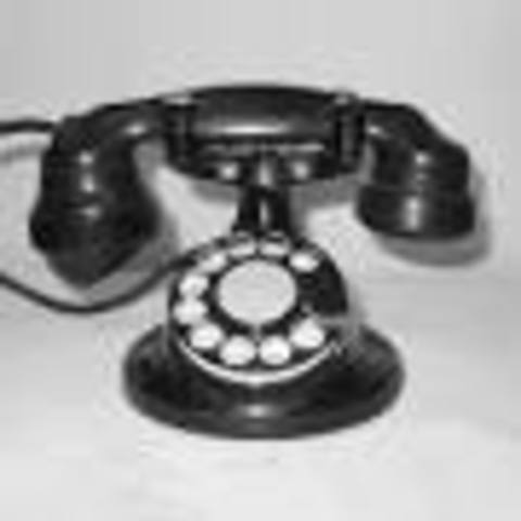 invention of the model 102 round base telephone