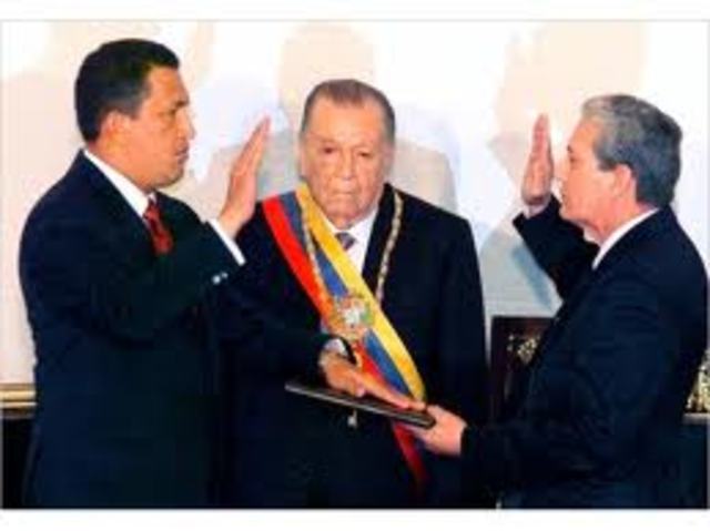 Hugo Chavez es electo presidente de Venezuela