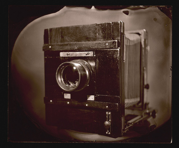 Frederick Scoff Archer invented the wet plate negative.