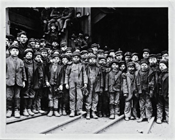 Lewis Hine takes Breaker Boys Picture