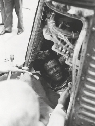 "Gordo" Cooper makes 22 orbits