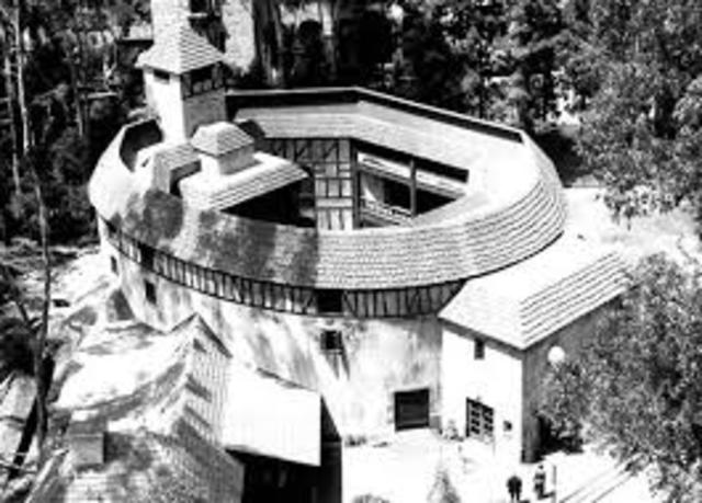 The Globe Theatre is built in London