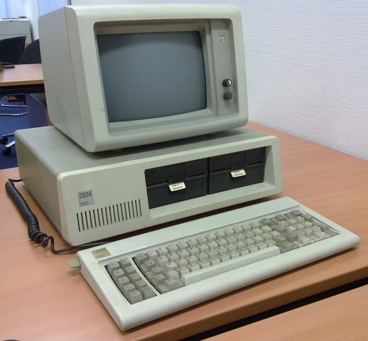 Первый персональный компьютер фирмы IBM 
