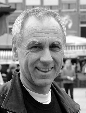 Zusammen mit Sigi Zimmerschied gründete Bruno Jonas die “Verhohnepeopler”. Ihre ersten Auftritte hatten sie in seiner Heimatstadt Passau im Scharfrichterhaus.