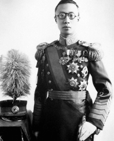 Barnekejseren Puyi, Kinas sidste kejser, blev kronet som 3-årig.