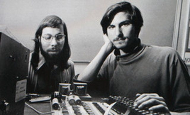 Официально Apple была основана 1 апреля 1976 года
