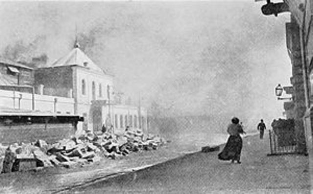 Организует рабочее восстание в Баку