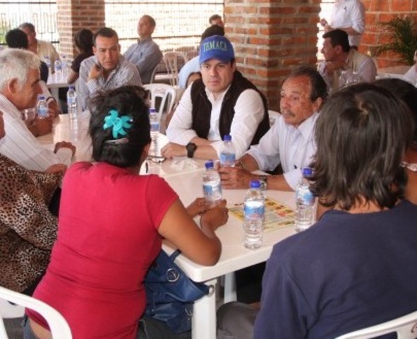 Gobernador sorprende con visita de apoyo a Temacapulín