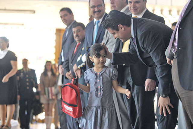 Entrega mochilas con ùtiles escolares