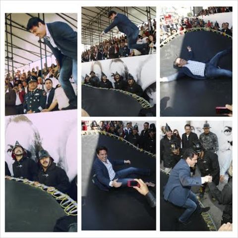 Aristóteles se lanza a un trampolín en simulacro de bomberos durante desfile de la Revolución Mexicana