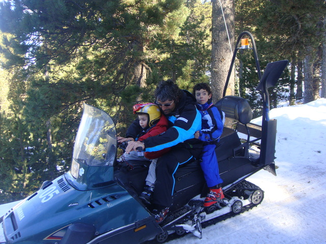 Vaig muntar amb el Martí a una moto de neu.