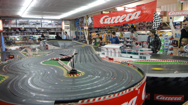 Vaig anar Lleida. A una botiga molt gran i vaig jugar a un scalextric.