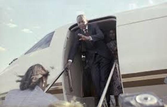 Mandela forlader Sydafrika
