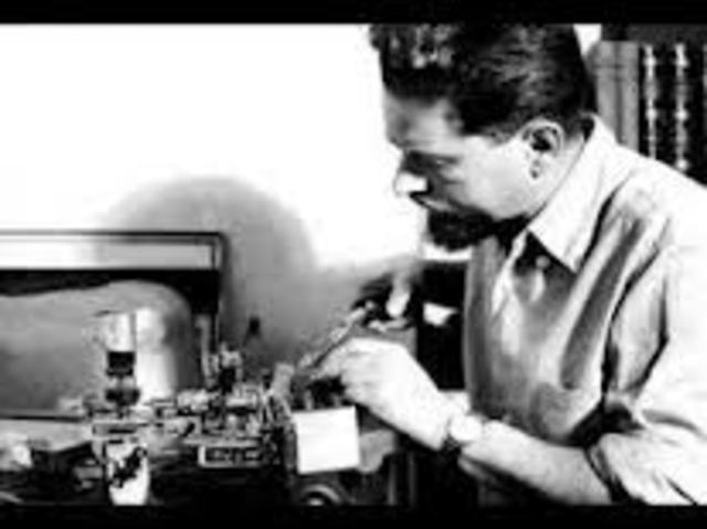 Primer robot programable.