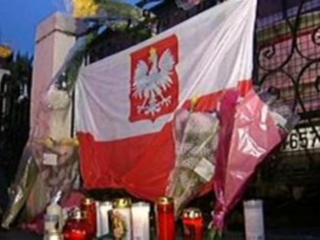 2000 attend vigil for Polish men