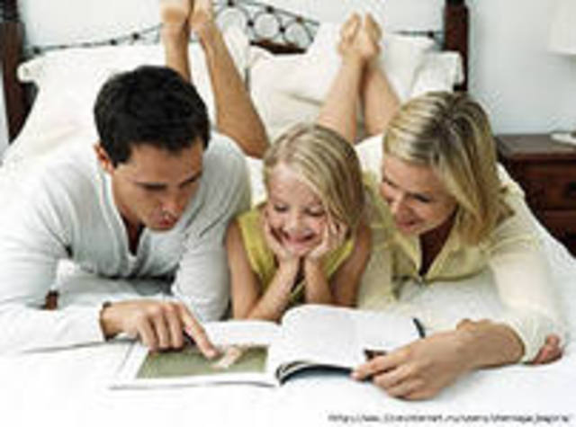 Die Eltern spielen eine groBe Rolle im Leben der Kinder.Sie spielen mit dem Kind, helfen ihm und lieben.