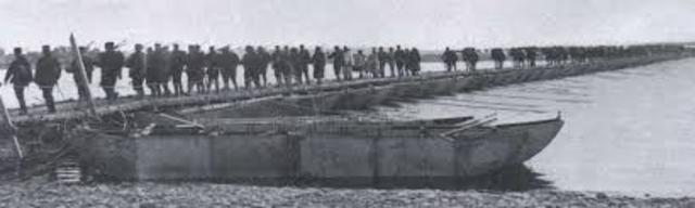 Chinese troops cross the Yulu River