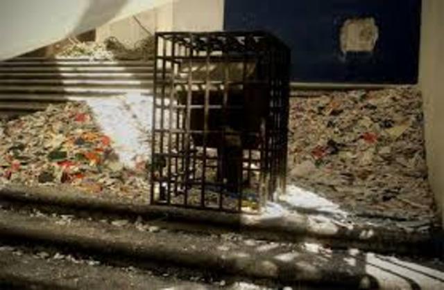 Derriban el muro de la catedral