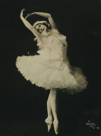 Anna Pavlova performs The Dying Swan