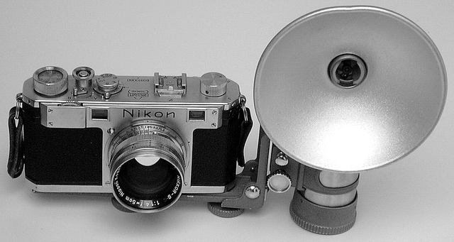 The modern flash bulb was invented