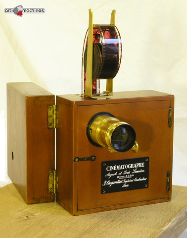 Los hnos Lumiere y su primer hibrido de camara y proyector cinematografico