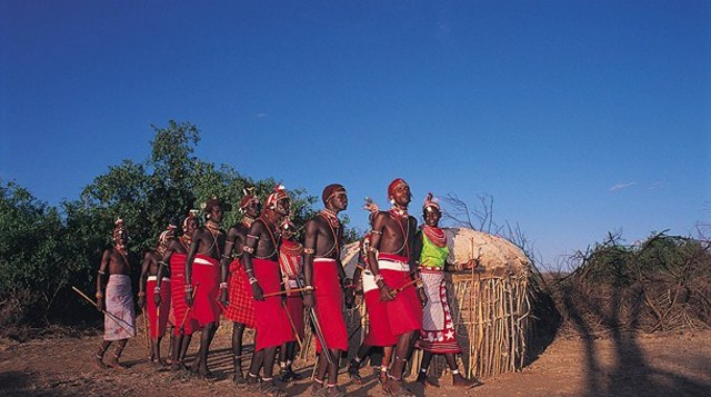 El hombre se asienta.