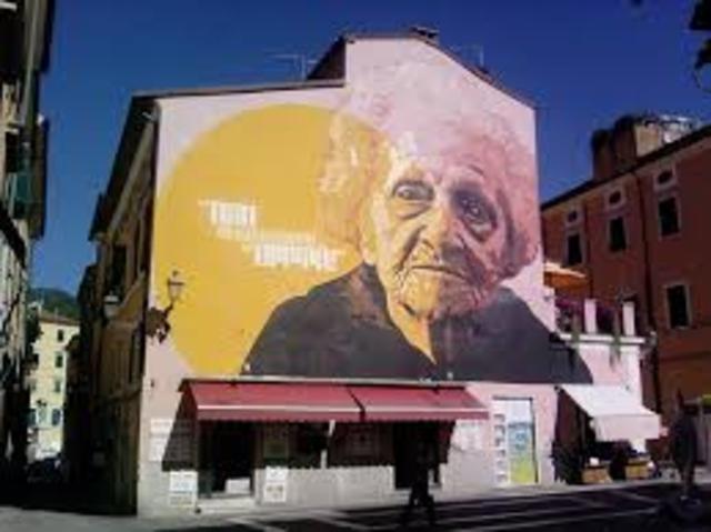 CARRARA: DONNE in RIVOLTA in PIAZZA delle ERBE