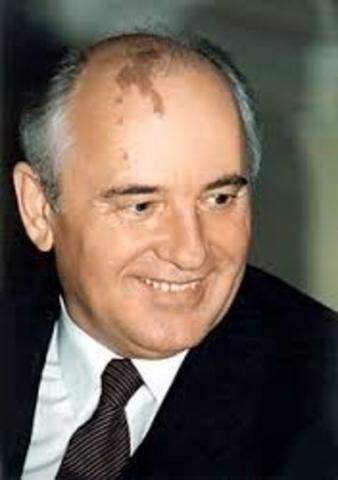 Mikhail Gorbachev resigns