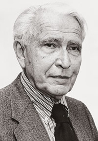 Erwin Chargraff is born