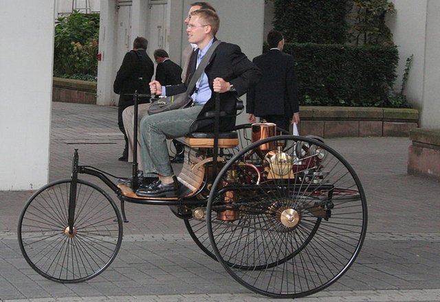 Primer coche con motor de combustión interna.