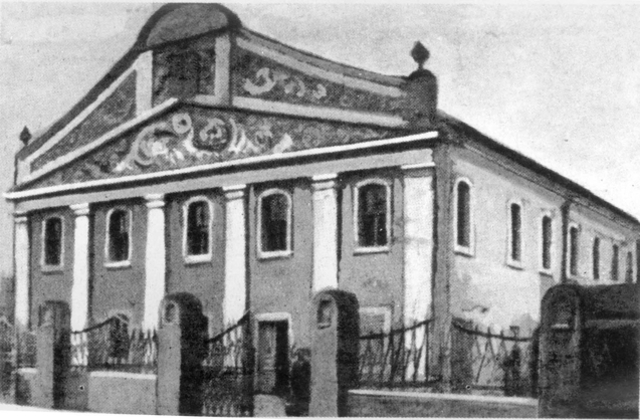 Moishe returns with bad news