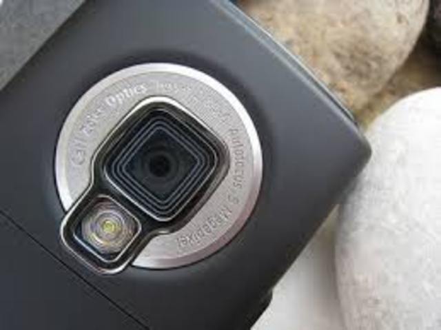 Primer celular con cámara interna