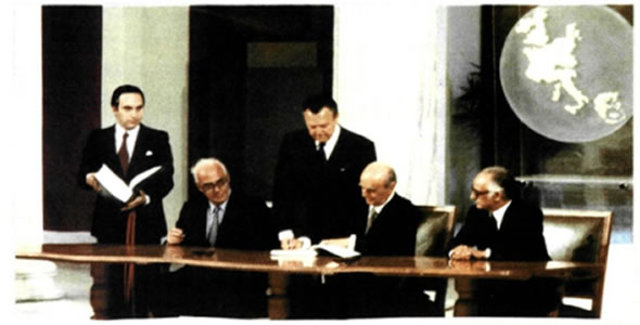 Η Ελλάδα προσχωρεί ως δέκατο µέλος