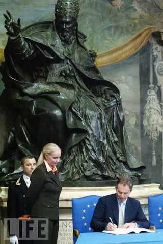 Το Ευρωπαϊκό Σύνταγµα υπογράφεται στη Ρώµη (υποβάλλεται σε επικύρωση από τα κράτη µέλη)