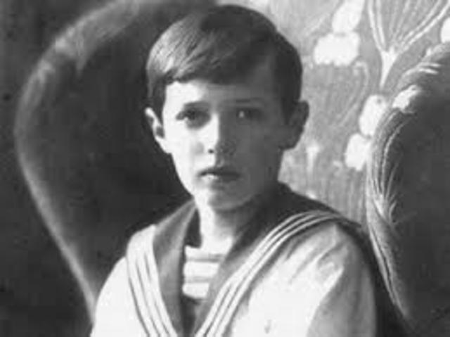 Czarina Alexandra gives birth to a son Alexei