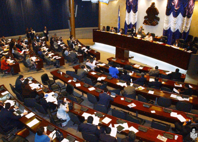 Aprueban decreto para bloquear llamadas por celular desde interior de centros penales