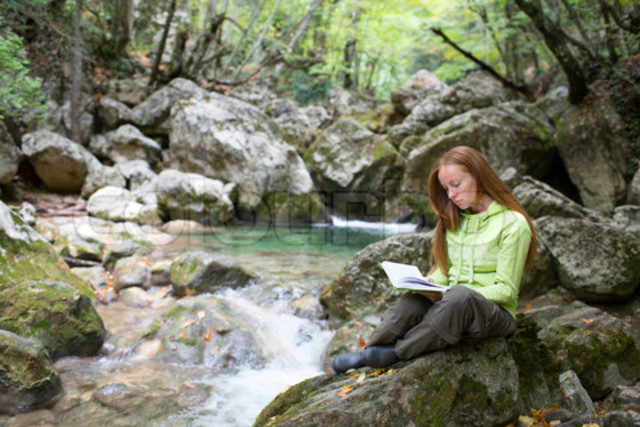 Rudy saves Liesels book the whistler from the Amper River
