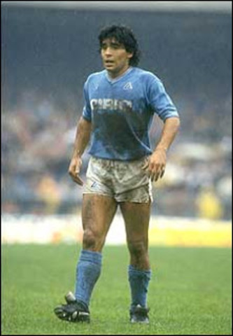 Firma con el Nápoli de Italia