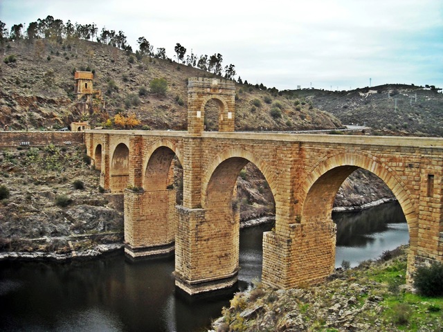 Construcción del puente de Alcántara