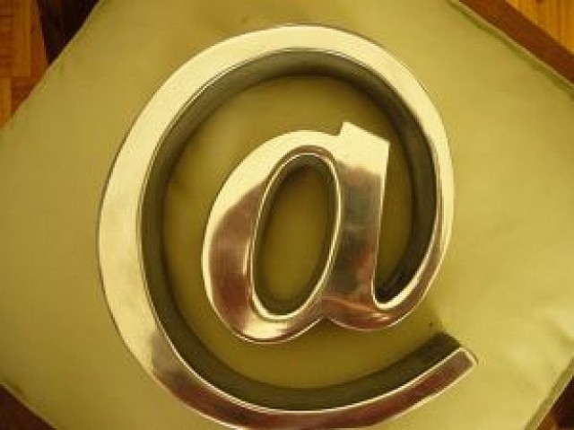 Es creado el correo electrónico mail por Ray Tomlinson en BBN. El símbolo @ es escogido para significar “en”