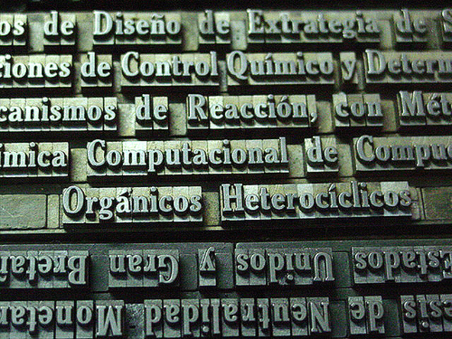 Gutenberg crea los tipos moviles