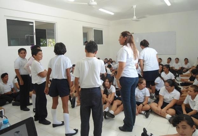 Me mudo a Pachuca Hgo. Estudio la secundaria y preparatoria