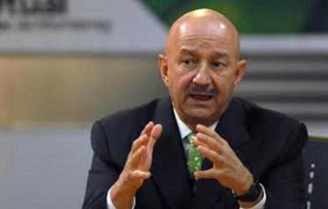 El gobierno priísta de Carlos Salinas borró elconcepto de revolución mexicana de la Constitución, delPRI y del Estado y ahí cavó la tumba del régimen priísta dela revolución.